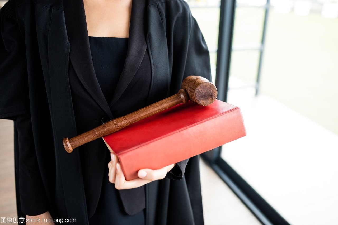 女律師展示她的書和她的錘子