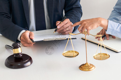 法官向律師事務所提供背景法律概念服務方面的法律咨詢意見