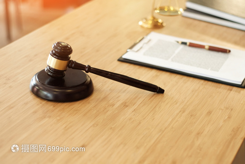 法槌之下 法庭秩序與法律尊嚴(yán)的象征